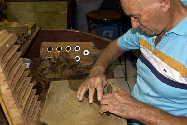 Seitdem produziert er dort seine Zigarren aus einem besonderen Tabak, der aus original kubanischen Samen gezogen wird. Zigarren, die besser sind als die kubanischen selbst, wie er sagt.