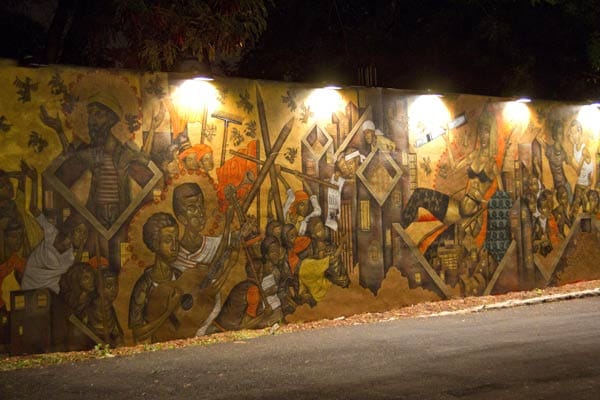 Noch vor wenigen Jahren hatte das Stadtviertel und die Gegend rundherum einen recht zweifelhaften Ruf. Sicherheitshalber lässt man sich auch heute noch lieber im Taxi dorthin chauffieren. Der Art District ist Brennpunkt der Kunst-Szene, ganz lässig im Miami-Style und mit seinem Markenzeichen, den Wynwood Walls - riesigen Wand-Graffitis entlang der ehemaligen Lagerhäuser, die wie eine gigantische Freiluft-Bildergalerie wirken.