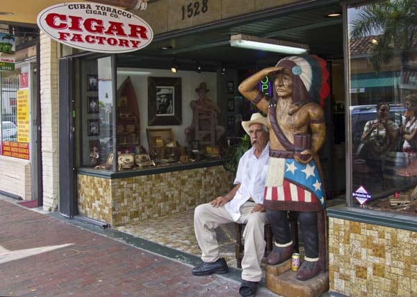 Vor der kleinen Zigarrenfabrik Cuba Tobacco Cigar Company sitzt Pedro Bello, eine Legende im kubanischen Viertel von Miami. Jahrelang war er politischer Gefangener Fidel Castros, bevor er in die USA ausreisen durfte.