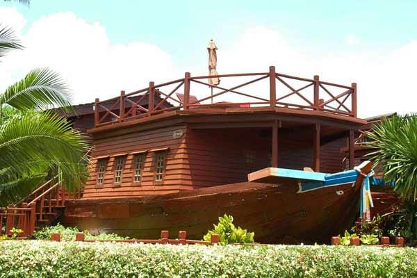 "Imperial Boathouse Samui": Der Name ist Programm: Highlight sind 34 Boathouse-Suiten, die im Stile landestypischer Hausboote, so genannter Reisbarken, erbaut sind.