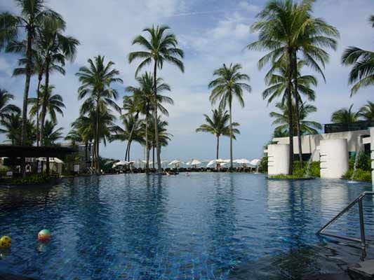 "Hotel Ramada Resort Khao Lak": Der Infinity-Pool ist nicht nur Mittelpunkt der Anlange, sondern für viele auch Mittelpunkt des gesamten Urlaubs.