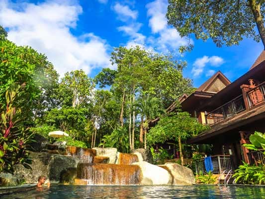 "Khao Lak Merlin Resort": Zwei Elefantencamps, ein 18-Loch-Golfplatz sowie die Tab-La-Mu-Bootsanlegestelle liegen in unmittelbarer Nähe des Hotels.