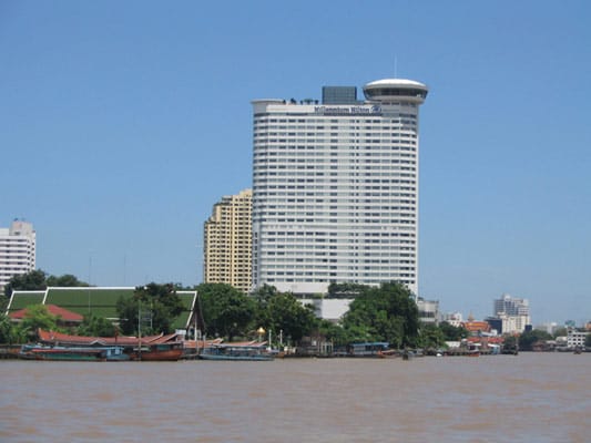 "Millennium Hilton Bangkok": Das Hotel liegt direkt am Fluss Chao Praya und bietet einen herrlichen Ausblick: Sogar in den meisten Zimmern kann man das fantastische Panorama auf die Skyline Bangkoks erleben.