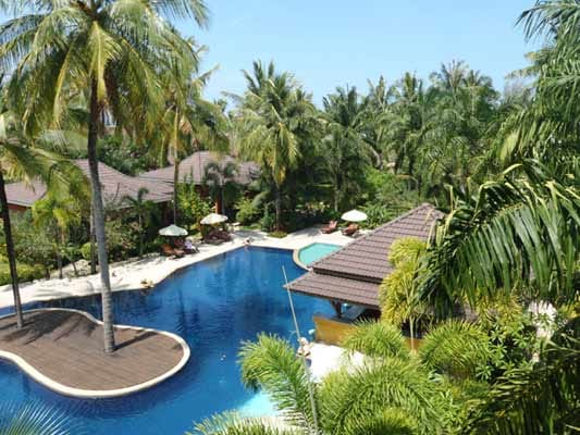"Sudala Beach Resort": Eine angenehme Atmosphäre, die gepflegte Gartenanlage und hilfsbereites Personal locken die Gäste. Außerdem wird die hervorragende thailändische und internationale Küche im Restaurant "Sunny" gelobt.
