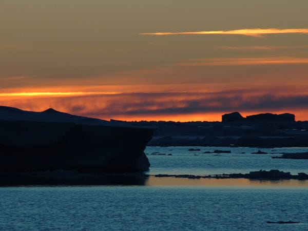 Im Nordpolarmeer erwarten Arved Fuchs und seine Crew unzählige Eisberge. Die Kälte und einsame Stille wird durch die lauten Knack-Geräusche unterbrochen, die von den gewaltigen Brocken aus Gletschereis kommen. Beim prachtvollen Sonnenuntergang wird die Mannschaft für ihre Strapazen mit einzigartigen Eindrücken entschädigt.