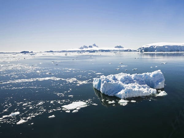 Die Arktis ist von den Auswirkungen des Klimawandels stark betroffen und in den vergangenen Jahren ist das Meereis bereits deutlich schneller geschmolzen, als das von den Forschern vorausgesagt war. Schon in wenigen Jahren könnte das Nordpolarmeer im schlimmsten Fall über die Sommermonate komplett eisfrei sein.