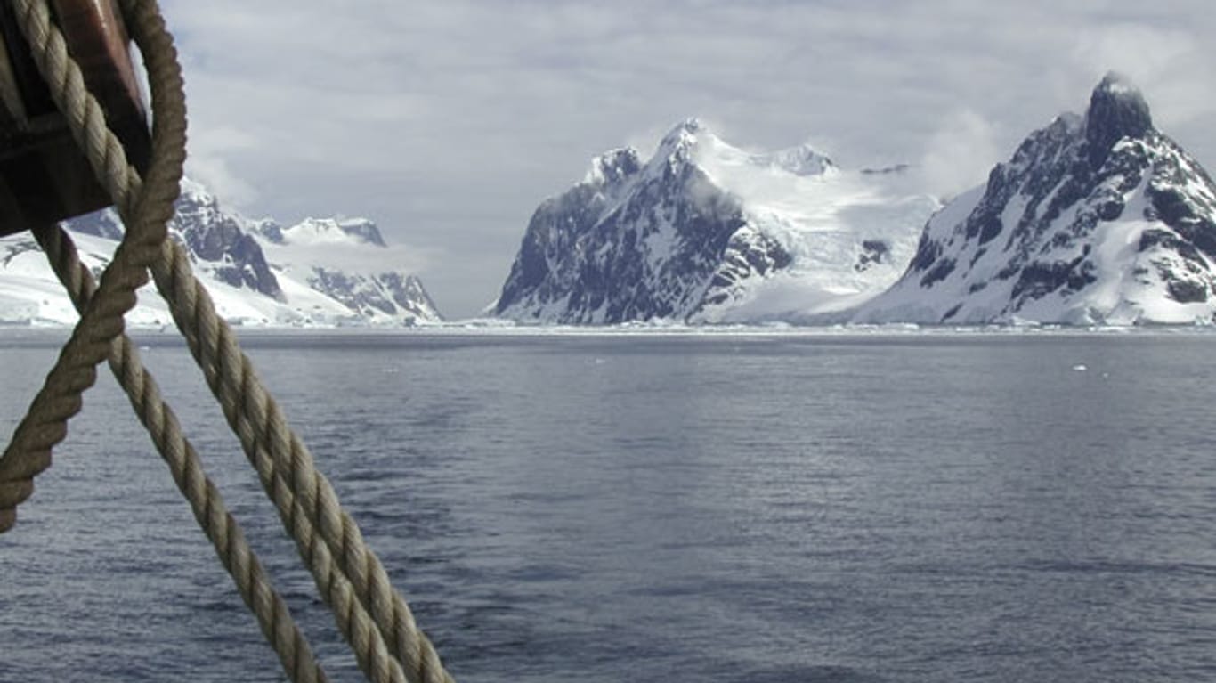 Immer wieder zieht es Arved Fuchs und seine Crew in den hohen Norden. Dort erwarten sie eisige Kälte und die langen Nächte des Polarmeeres, allerdings auch eine einzigartige und spektakuläre Natur.