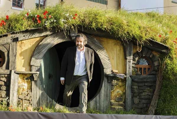 Regisseur Peter Jackson bei der Weltpremiere zu "Der Hobbit" vor passender Kulisse.