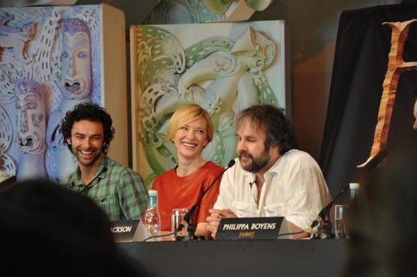 Dieses Bild zeigt Jackson und die Darsteller Cate Blanchett (M., Elbin Galadriel) und Aidan Turner (Zwerg Kíli) bei einer Pressekonferenz zur Weltpremiere.
