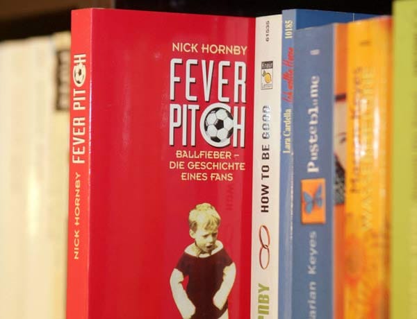 Die Pflichtlektüre für jeden Fußballfan heißt "Fever Pitch" von Nick Hornby, der es in seinem Buch auf grandiose Art und Weise schafft, die Höhen und Tiefen eines jeden Fans zu beschreiben. Das Taschenbuch gibt es vom "KiWi-Paperback"-Verlag für circa zehn Euro.