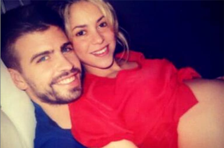 Shakira stellte das Bild von ihrem Babybauch bei Twitter ein. Die Sängerin und der Fußballer Gerard Piqué erwarten Anfang 2013 ihr erstes gemeinsames Kind.