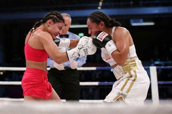 Kampf um die vakante WBA-Weltmeisterschaft im Fliegengewicht zwischen Susi Kentikian und Carina Moreno.