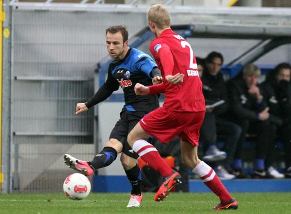 Alban Meha vom SC Paderborn (li.) umspielt MSV-Hoffnung Julian Koch.