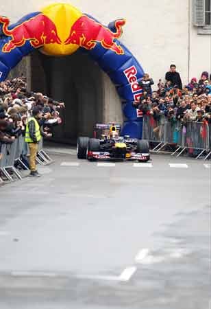 Vettel rast mit seiner "Abbey" durch die engen Gassen der Stadt Graz.