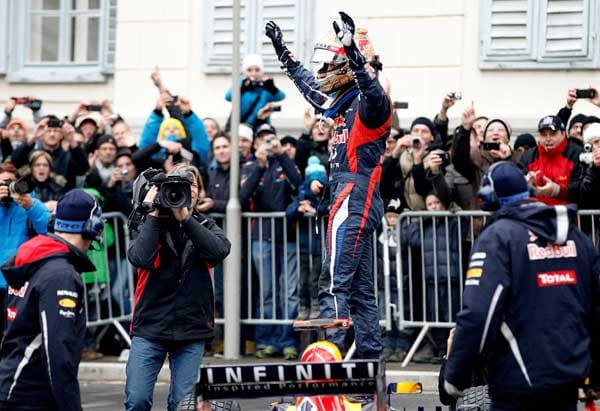 Red Bull und Sebastian Vettel sind ins Heimatland des Formel-1-Teams nach Graz gereist, um den dritten WM-Titel in Serie zu feiern.