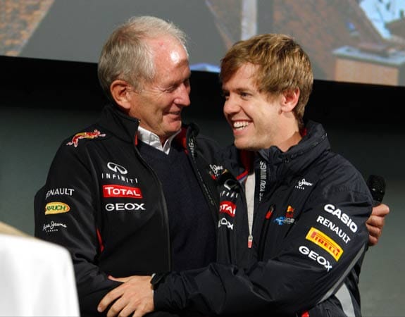 Sebastian Vettel (re.) und Red-Bull-Motorsportchef Helmut Marko sind gut gelaunt.