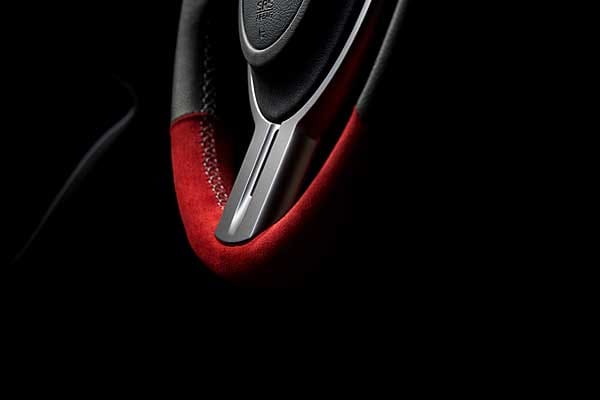 Im Innenraum hat der individualisierte BRZ rote Alcantara-Applikationen am Lenkrad, auf den Sitzen und den Türenverkleidungen.
