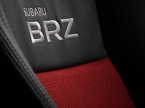 Volkssportler mit edler Ausstattung: Gestickte Logos und Alcantara auf den Sportsitzen. Volkssportler mit edler Ausstattung: Gestickte Logos und Alcantara auf den Sportsitzen.