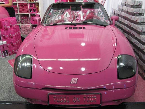 Tussi on Tour ist hier Programm: Sowohl der Stand auf der Motor Show als auch der Fiat erstrahlen in grellem Pink.
