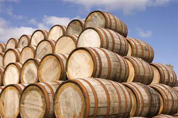 Eigentlich ist Whisky nichts anderes als ein aus Getreide oder Mais destillierter Schnaps, der in Holzfässern mehrere Jahre gelagert wird. Je nach Art des Whiskys gibt es hier Herstellungs-Unterschiede.