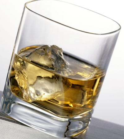 Die wichtigsten Whisky-Arten auf einen Blick: Der Single Malt wird ausschließlich aus gemälzter Gerste produziert. Das Destillat des Bourbons wird überwiegend aus Mais hergestellt. Blended Whisky besteht aus unterschiedlichen Destillaten aus Weizen, ungemälzter Gerste und Hafer. Unter Rye versteht man Whiskys, die größtenteils aus Roggen gewonnen werden.