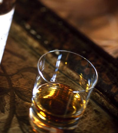 Den erste Whisky der Welt stellte der Legende nach der Benediktiner-Mönch John Cor aus dem Kloster Lindores in Schottland her. Allerdings beanspruchen die Iren ihrerseits die Erfindung des Whiskys für sich.