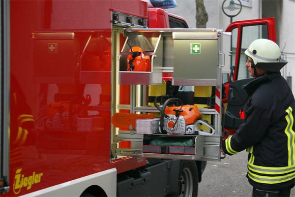 Trotz der geringen Größe führt die Feuer-Ameise die komplette geforderte Ausrüstung nach den einschlägigen gesetzlichen Normen für Feuerwehrfahrzeuge mit.