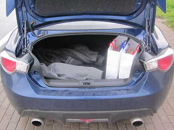 Das Kofferraumvolumen ist nicht besonders wichtig bei einem Sportwagen, liegt aber immerhin bei 243 bis 330 Litern.
