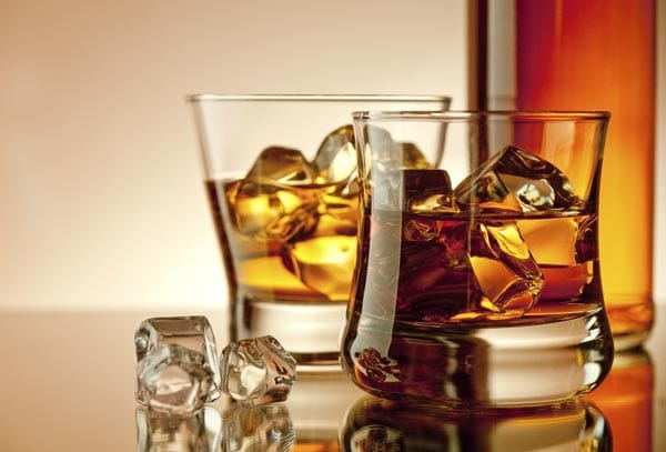 Zum Entspannen nach einem harten Arbeitstag eignet sich fast nichts so gut, wie ein köstlicher Single Malt Whisky. Das Getränk ist wunderbar altmodisch, niemals modern und immer im Trend.