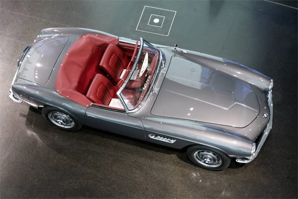 Ein BMW 507 von 1956 in der BMW Welt in München. Auch aus der Vogelperspektive wird die geschmeidige Eleganz eines BMW 507 deutlich.