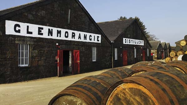 Bis ein guter Single Malt in die Flasche fließt, hat er viele Jahre in Holzfässern gelagert. Auch die Herstellung ist ein aufwändiges Handwerk und braucht viel Zeit und Leidenschaft. Nur die besten Rohstoffe aus der unmittelbaren Umgebung kommen hier zum Einsatz.