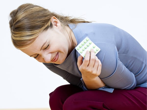 Frauen haben oft mit Bauchschmerzen während der Periode zu kämpfen.