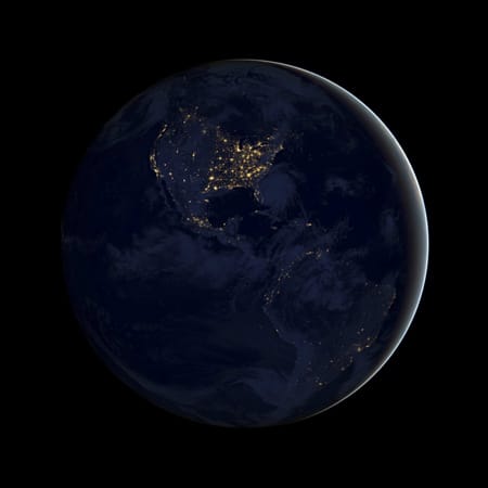 Die schwarze Murmel - spektakuläre Bilder vom "Super-Foto-Apparat" aus dem All zeigen: Richtig dunkel wird es auf der Erde nie.