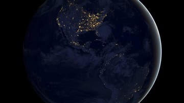 Die schwarze Murmel - spektakuläre Bilder vom "Super-Foto-Apparat" aus dem All zeigen: Richtig dunkel wird es auf der Erde nie.