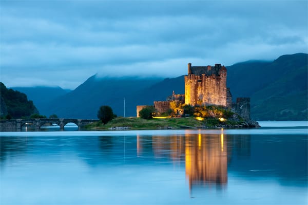 Das schottische Hochland erstreckt sich im Norden von der Westküste über die höchsten Gebirgszüge des Landes bis zur Ostküste. Der Boden und das Klima an der Küste sind naturgemäß anders als in den Bergen. Die bekanntesten "Küstenwhiskys" der Highlands dürften Oban und Glenmorangie sein. Zu sehen ist hier die berühmte Burg "Eilean Donan Castle" in den westlichen schottischen Highlands.