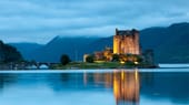 Das schottische Hochland erstreckt sich im Norden von der Westküste über die höchsten Gebirgszüge des Landes bis zur Ostküste. Der Boden und das Klima an der Küste sind naturgemäß anders als in den Bergen. Die bekanntesten "Küstenwhiskys" der Highlands dürften Oban und Glenmorangie sein. Zu sehen ist hier die berühmte Burg "Eilean Donan Castle" in den westlichen schottischen Highlands.