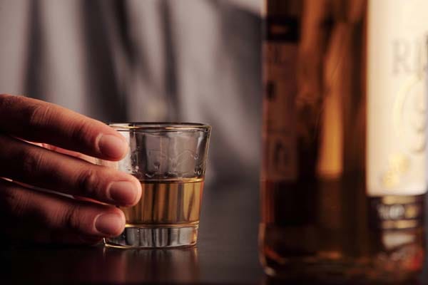 Für einen guten Whisky sollten Sie sich Zeit nehmen. Doch wie genießt man das Lebenswasser am besten – und was passt dazu? Whisky ist ein ganz besonderer Genuss, gut geeignet für die wohlige Stunde vor und nach dem Essen – und außerdem ein perfekter Begleiter zu einer edlen Habano.