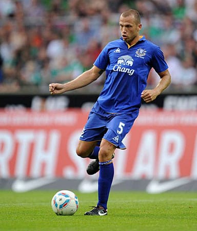 Johnny Heitinga wurde in der Vergangenheit schon öfter bei den Bayern gehandelt. Der niederländische Nationalspieler ist als knallharter Innenverteidiger bekannt und steht aktuell beim FC Everton unter Vertrag.