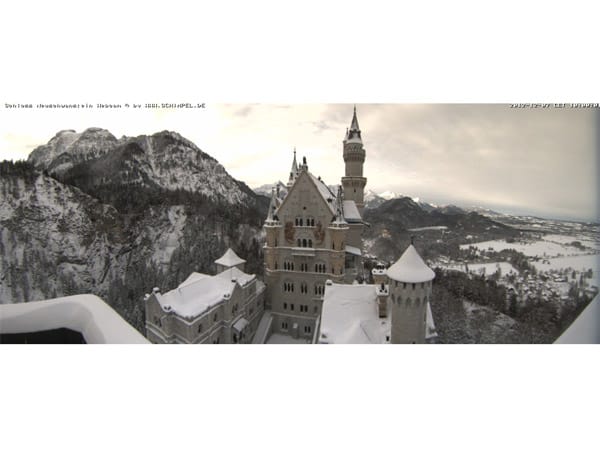 Eine der besten Webcams Deutschlands zeigt Schloss Neuschwanstein in Panorama-Ansicht. (Screenshot: t-online.de)