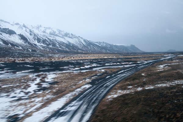 Nur 200.000 Menschen leben in Island - auf einer Fläche etwas größer als Österreich. Rund 30 aktive Vulkane befinden sich auf der Insel, die größtenteils von Eis, Schnee und Lavageröll bedeckt ist. Sobald man Reykjavik verlassen hat, begibt man sich in eine fast menschenleere Vulkanlandschaft.