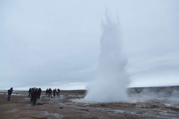 Im Vier-Minuten-Takt schießt explosionsartig Wasserdampf in 20 bis 30 Meter Höhe, der sich dann großflächig am Horizont verteilt. In der Dämmerung wirkt dieses Schauspiel vor der Kulisse der isländischen Berge atemberaubend.