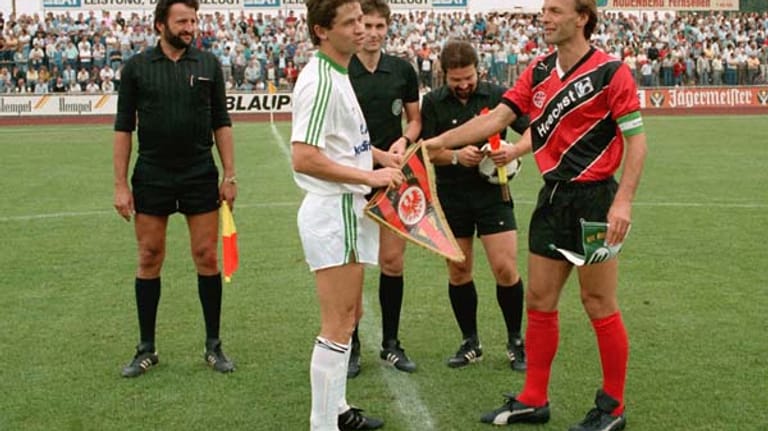 Olaf Ansorge (li. mit Charly Körbel) trug von 1981 bis 1992 368 Mal das Trikot des VfL Wolfsburg. In seiner letzten Saison führte er das Team als Kapitän zurück in die zweite Bundesliga und damit in den bezahlten Fußball. Im November 2012 starb Ansorge im Alter von 51 Jahren.