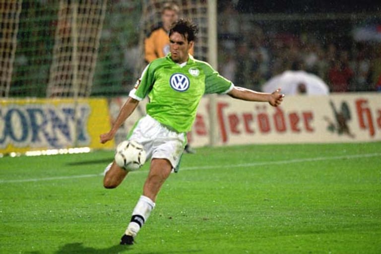 Defensiv-Spezialist Holger Ballwanz absolvierte zwischen 1992 und dem Jahr 2000 56 Spiele in der Bundesliga und 143 Partien in der zweiten Bundesliga für den VfL Wolfsburg.