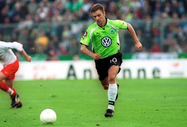 Krzysztof Nowak wechselte 1998 zum VfL Woflsburg. Bis ins Jahr 2001 absolvierte der Pole 83 Bundesliga-Partien, in denen er zehn Tore erzielte. Im gleichen Jahr wurde eine unheilbaren Nervenkrankheit diagnostiziert, der der Profi 2005 im Alter von nur 29 Jahren erlag. Die "Krzysztof Nowak-Stiftung" unterstützt seitdem Patienten und Forschungsprojekte.