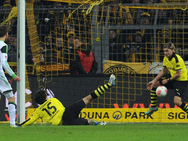 Eine von vielen strittigen Szenen bei der Partie Dortmund gegen Wolfsburg. Schiedsrichter Stark sieht hier ein Handspiel von Marcel Schmelzer auf der Linie. Elfmeter und Platzverweis sind die Folge.