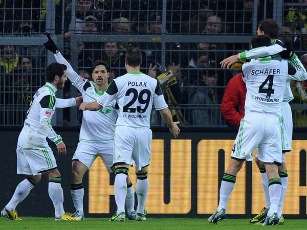 Der überragende Diego (2. v. li.) bringt Wolfsburg mit dem verwandelten Elfmeter zurück ins Spiel.
