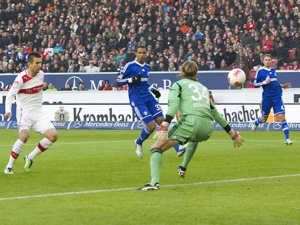 Mit einem Dreierpack stürzt Stürmer Vedad Ibisevic (li.) den FC Schalke 04 in die Krise. Der VfB Stuttgart schickt die Königsblauen mit 3:1 nach Hause.