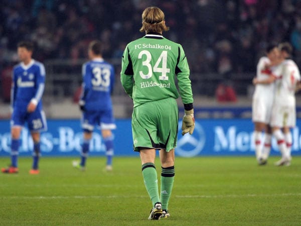 Schalkes Torhüter Timo Hildebrand schleicht nach der Niederlage vom Platz.