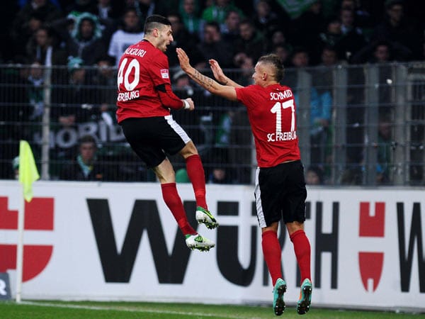 Daniel Caliguiri (li.) bejubelt seinen Siegtreffer zum 1:0 des SC Freiburg gegen Greuther Fürth.