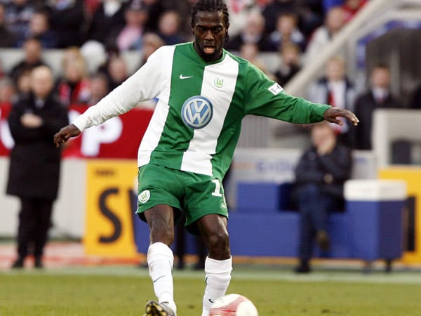 Auch Hans Sarpei wird den VfL-Fans in guter Erinnerung bleiben. Der Außenverteidiger absolvierte von 2001 bis 2007 immerhin 139 Spiele für die Wolfsburger und erzielte zwei Treffer. Außerhalb des Platzes ist der Ghanaer bekannt für seine humorvollen Social-Media-Auftritte.